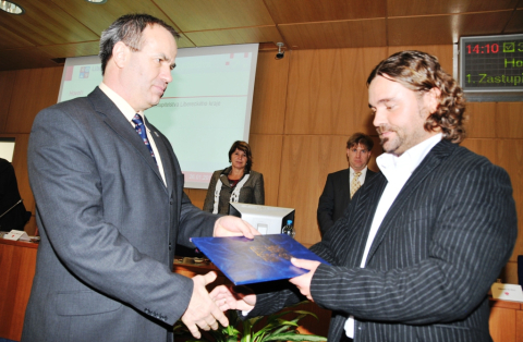 Hejtman Stanislav Eichler (vlevo) blahopřál Romanu Šotolovi ke zvolení zastupitelem Libereckého kraje.