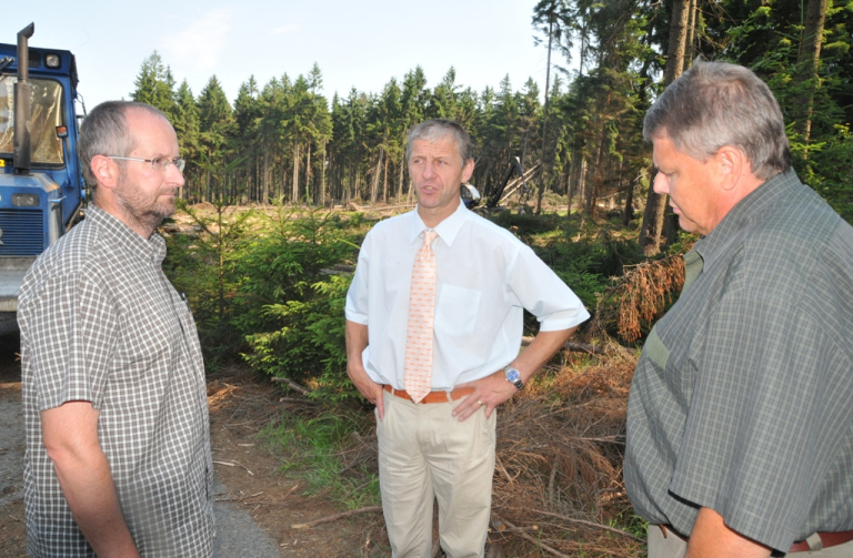  Účastníci setkání v kalamitním lesním úseku u Cvikova - (zleva) Ludvík Říčař, Jaroslav Podzimek a Pavel Draštík: