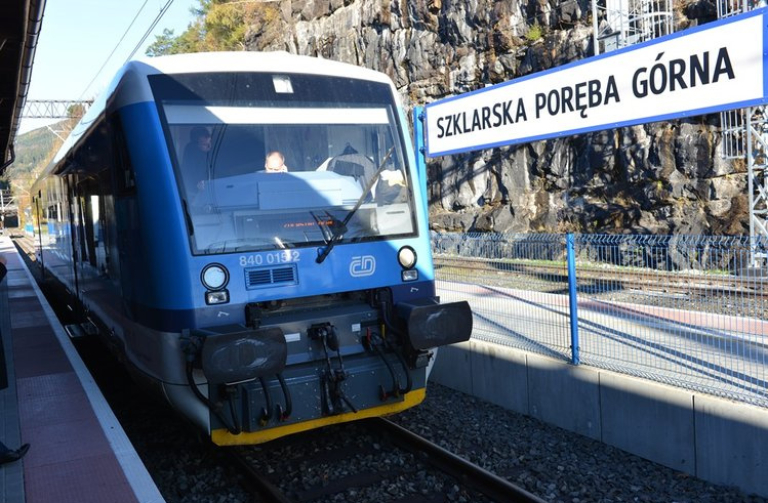 Vlaky Stadler do polské Sklářské Poreby v neděli vyjedou