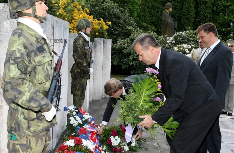 Hejtman a krajští radní uctili  památků padlých a obětí války
