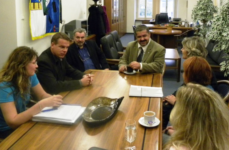Krajský radní Pavel Petráček  (vlevo) jednal se starostou Chrastavy Michaelem Canovem )uprostřed) o drogové problematice.