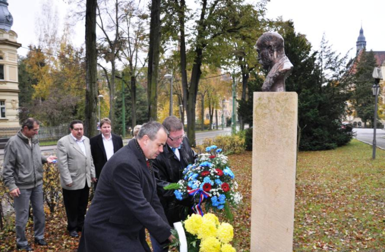 Hejtman LK Stanislav Eichler (vlevo) a primátor Liberce Jiří Kittner položili květiny u pomníku T.G. Masaryka před Severočeským muzeem v Liberci.