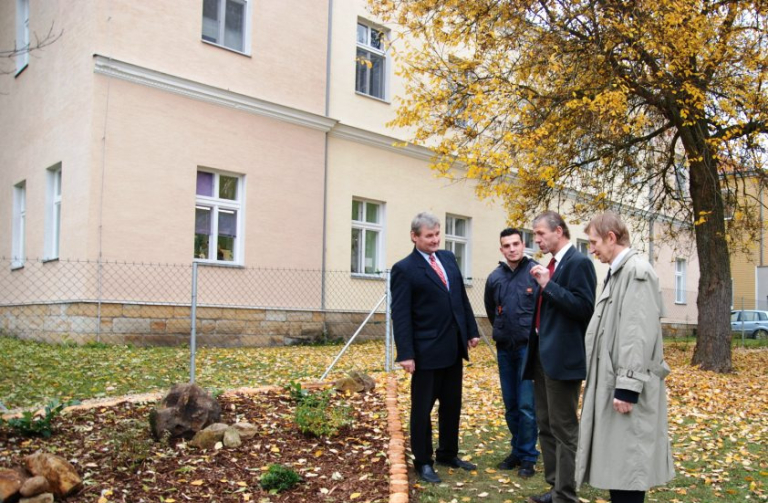 Nově upravenou zahradu si prohlédl také radní Jaroslav Podzimek.