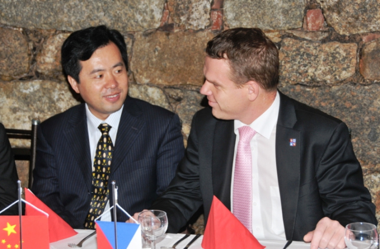 Krajský radní Pavel Petráček (vpravo) jednal s vedoucím čínské delegace Zhang Lixinem.  