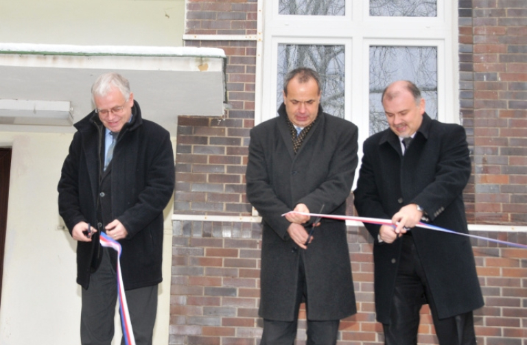 Na novém schodišti pásku slavnostně přestřihli (zprava) Zdeněk Bursa, Stanislav Eichler a Pavel Novák.