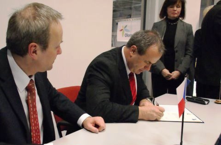Regionální operační programy podepsal také hejtman LK Stanislav Eichler.