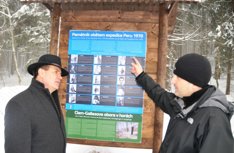 Hejtman Stanislav Eichler  (vlevo) získal informace o horolezeckém památníku od starosty Bedřichova Pertra Šmause.