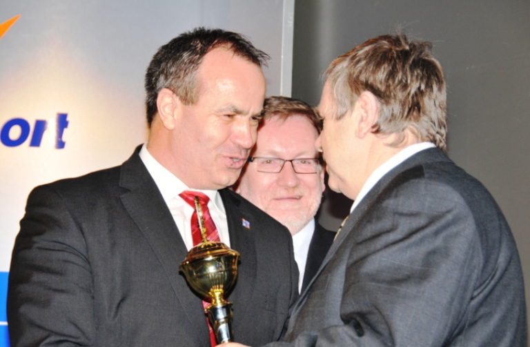 Hejtman LK Stanislav Eichler (vlevo) předal cenu nejlepšímiu sportovnímu veteránu jidistovi Milanu Vágnerovi (vpravo