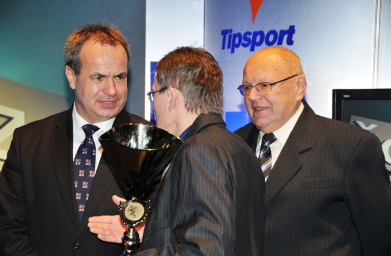 hejtman LK Stanislav Ecihler (vlevo) předal cenu otci Barbory Špotákové (uprostřed) spolu s obchodním ředutelem Pivovaru Rohozec Vladimírem Richtrem.