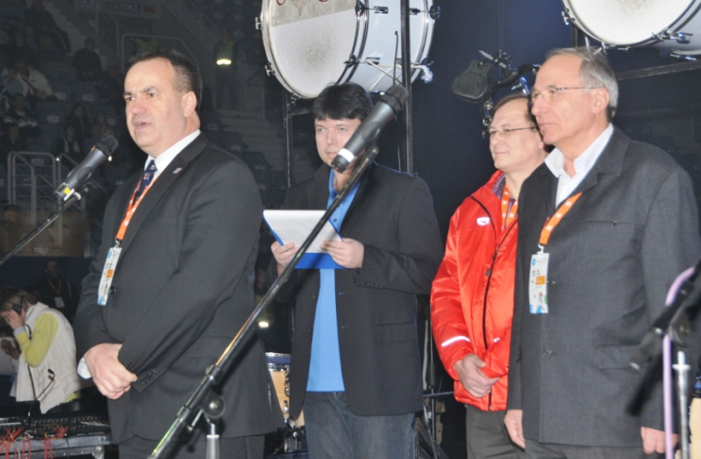 Hejtmaqn Stanislav eichler (vlevo) včera zahájil v Tipsport areně Hry 4. zimní olympiády dětí a mládeže ČR. 