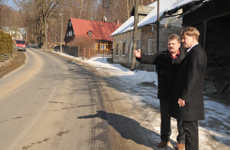 Náměstek hejtmana pro dopravu  Martin Sepp (vpravo) a starosta Oldřichova v Hájích Jindřich Tichý jednali přímo na nejohroženějším úseku silnice.