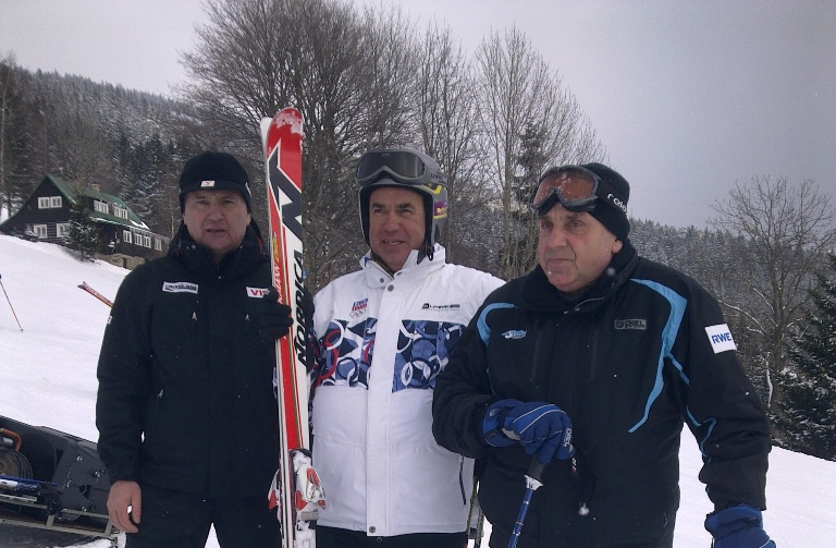 Ze setkání v  Rokytnici nad Jizerou (zleva) Jiří Jirman, předseda TJ Spartak Rokytnice nad Jizerou o.s., hejtman LK Stanislav Eichler,  a Petr Ceé, ředitel Skiareálu Spartak Rokytnice a.s. 