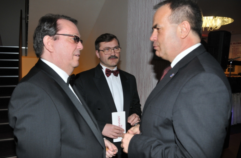 Hejtman LK Stanislav Eichler (vpravo) se se Sergejem Ščerbakovem (vlevo)  a  Alexandrem Budajevem setkal na 6. hejtmanském plese v Novém Boru.