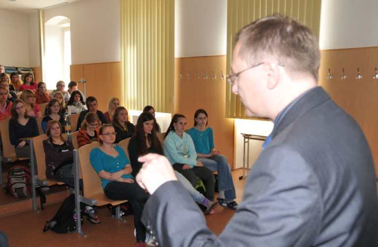 Radek Cikl přednášel o Libereckém kraji zaplněné aule Obchodní akademie v České Lípě.