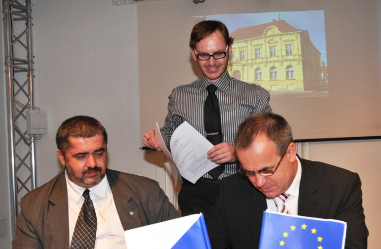 Hejtman LK Stanislav Eichler (vpravo) podepsal smlouvu s Povodím Labe, aby mohla být zahájena II. etapa výstavby Pobřežní ulice.