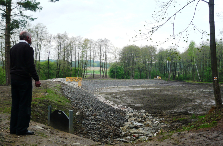 Starosta osečné Jiří Hauzer obhlíží rekonstruovaný Jenišovský rybník.