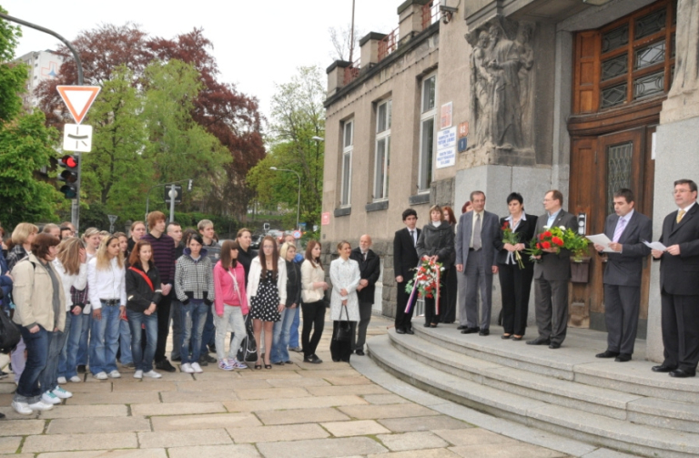 Maďarský velvyslanec (vpravo) a náměstek hejtmana (třetí zprava) uctili památku zastřeleného básníka Milóse Radnótiho.