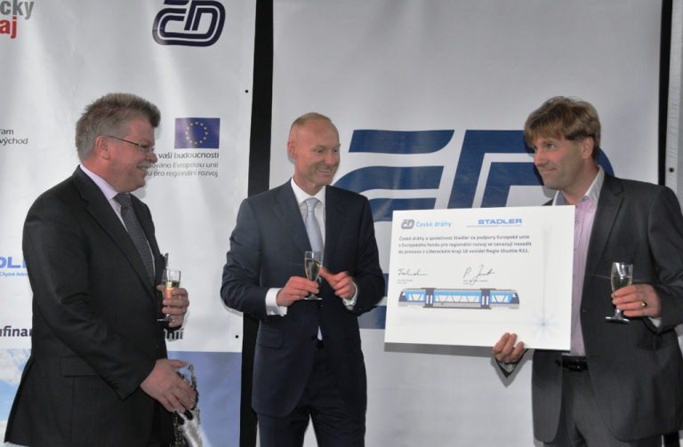 Náměstek hejtmana Martin Sepp (vpravo) převzal certifikát, ve kterém se ČD a firma Stadler zavazují nasadit v Libereckém kraji 16 nových vozů.