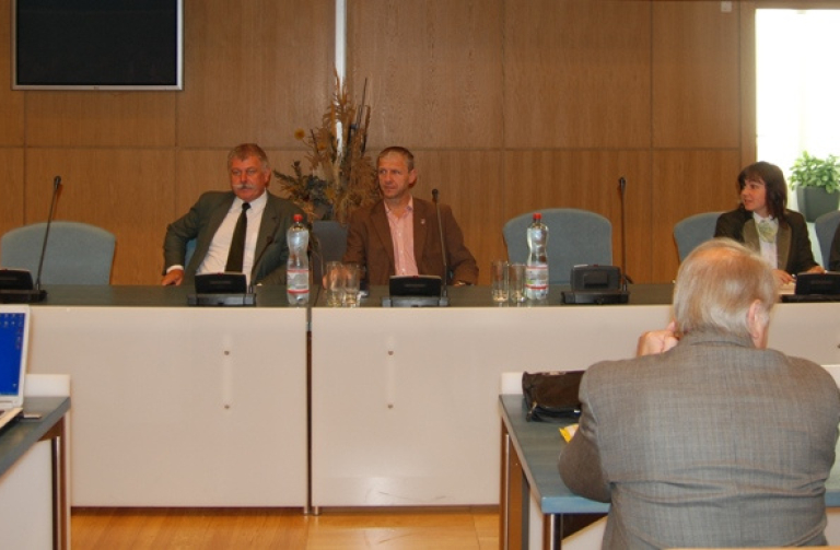 Krajský radní Jaroslav Podzimek (vpravo) se zúčastnil Myslivecké konference.