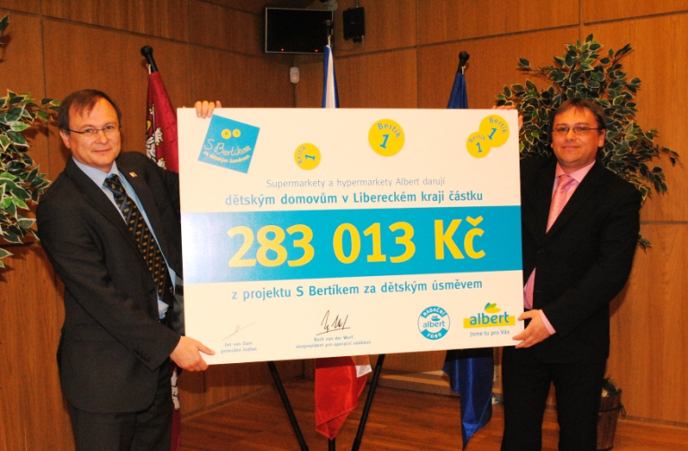 Letos na jaře převzal náměstek hejtmana Radek Cikl (vlevo) pro dětské domovy v kraji přes 280 tisíc korun.l