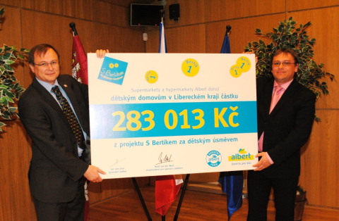 Letos na jaře převzal náměstek hejtmana Radek Cikl (vlevo) pro dětské domovy v kraji přes 280 tisíc korun.l