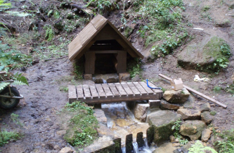 Raisova studánka na trase turistické Čertovy stezky.