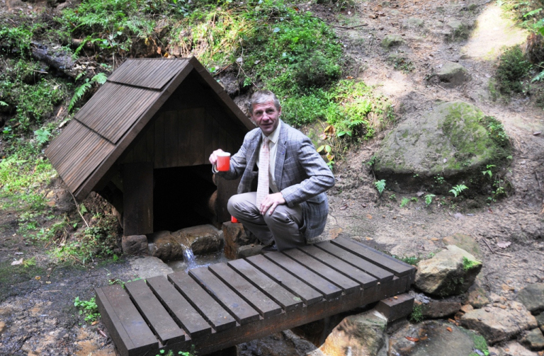 Radní Jaroslav Podzimek ochutnal i vodu z Rasovy studánky.