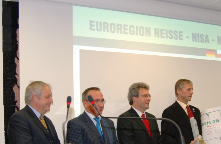 Dvě ceny Euroregionu Nisa převzal radní Jaroslav Podzimek (vpravo).