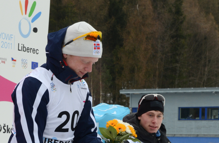 Náměstek LK Radek Cikl předal květiny vítězům disciplíny biatlon 6 km 