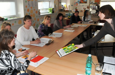 Pavel Petráček (vzadu) na semináři, který vedla lektorka Klára Vlková (vpředu) 
