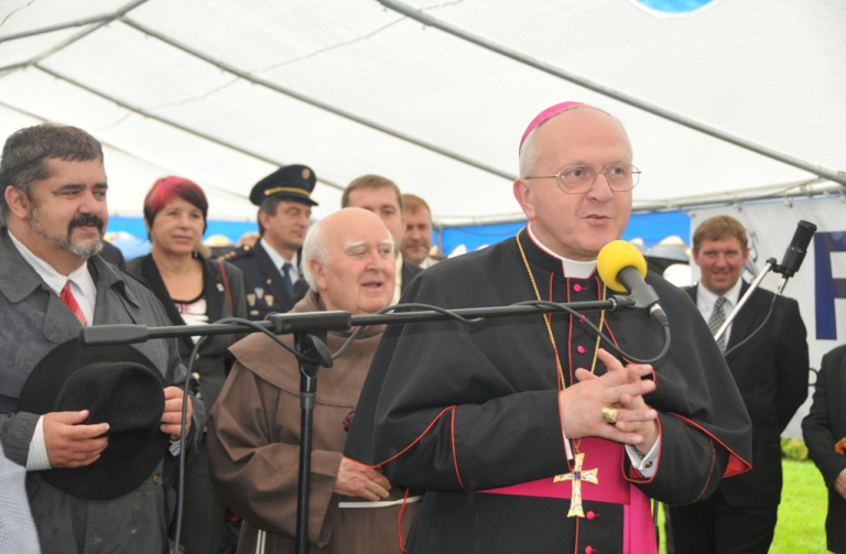 Litoměřický biskup Jan Baxant požehnal v Chrastavě novým hasičským autům.