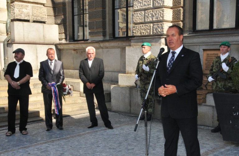 Hejtman Eichler a členové Rady LK se zúčastnili pietního aktu k 43.výročí vpádu spojeneckých vojsk do Československa