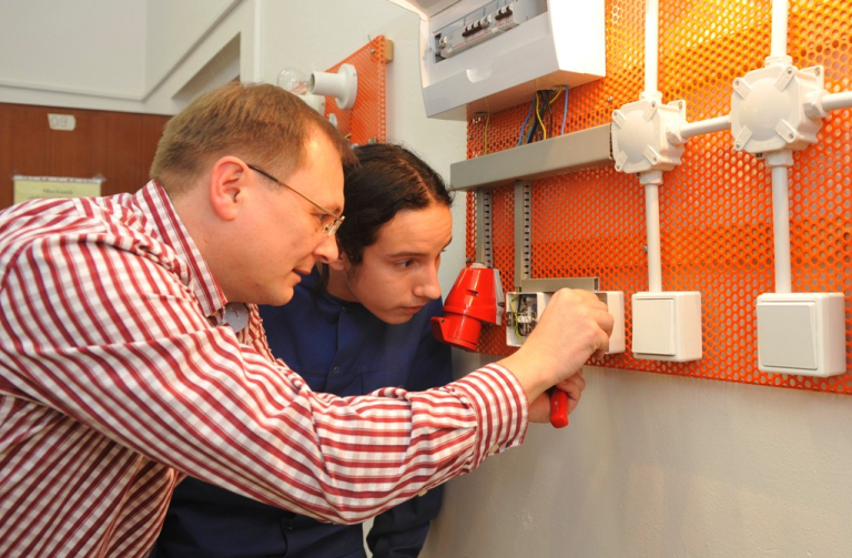 Náměstek hejtmana LK Radek Cikl se studentem elektro