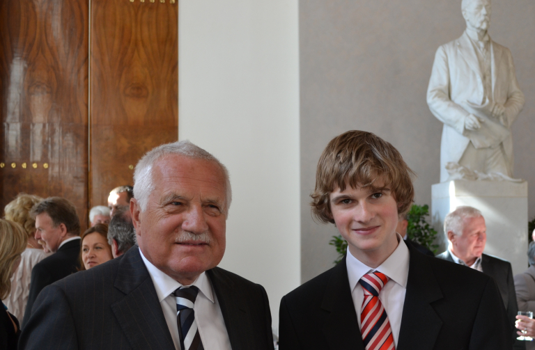 Autor Vojtěch Kuýát s prezidentem republiky Václavem Klausem