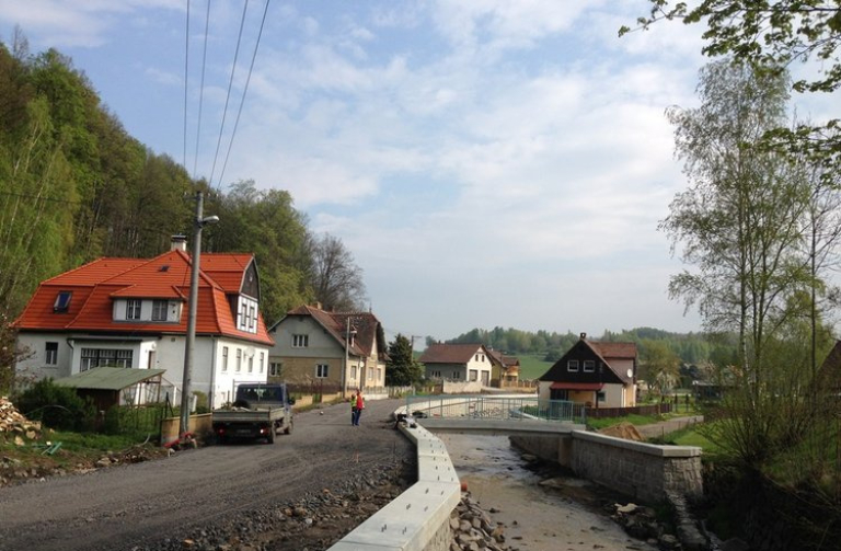 Oprava silnice z Dětřichova do Heřmanic, kterou zničila povodeň v roce 2010, je u konce 