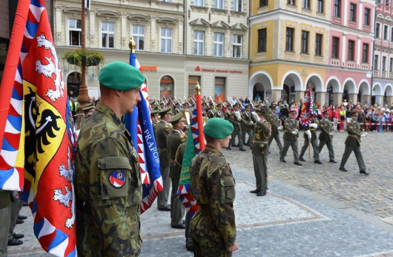 Nástup chemického vojska před libereckou radnici