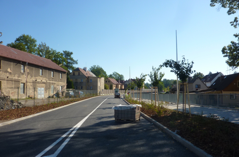 V Chrastavě skončila stavba přeložky silnice z centra města podél řeky Jeřice