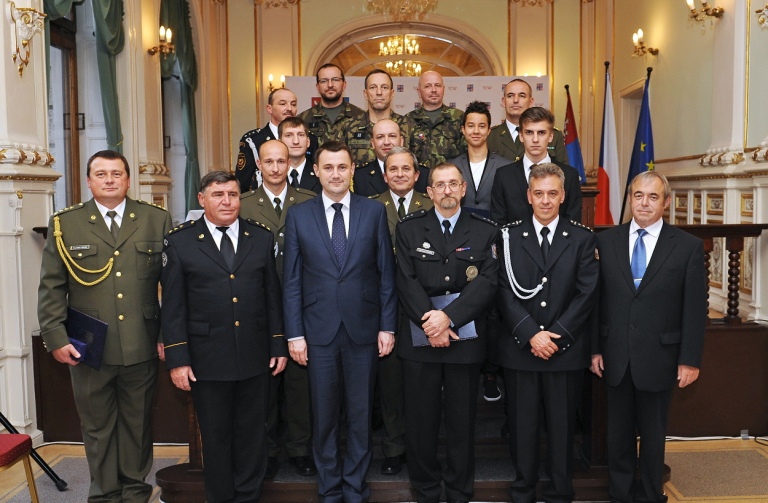 Medaile za záchranu lidských životů i za příkladnou službu předal hejtman Půta 