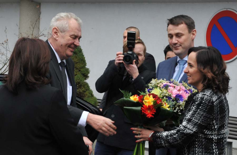 Prezident Miloš Zeman první den návštěvy v kraji jednal o budoucnosti Ještědu, setkal se s občany i studenty