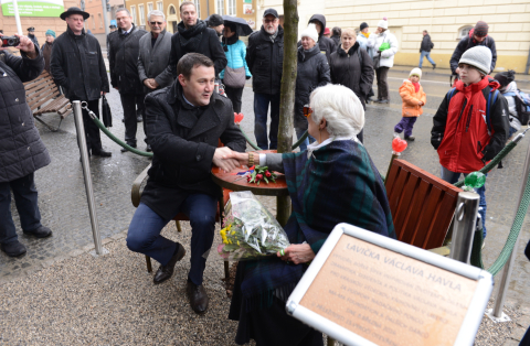 Krajská knihovna slaví výročí. Instalovala Lavičku Václava Havla, který ji před patnácti lety otevřel 