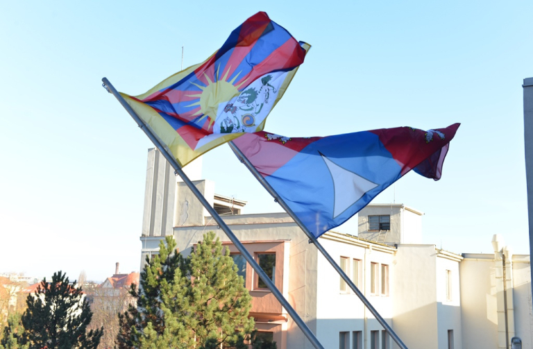 Na budově kraje zavlaje tibetská vlajka