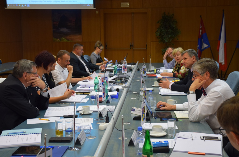 Vláda schválila navýšení platů v sociálních službách a ve zdravotnictví. Peníze však zatím neuvolnila. Žádáme vládu o okamžité řešení, volají hejtmani