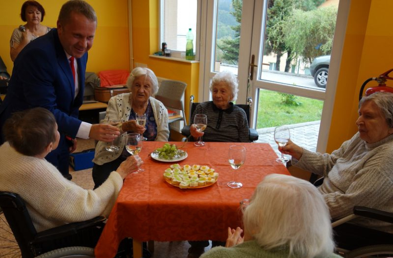 V domově seniorů otevřeli minihřiště pro děti