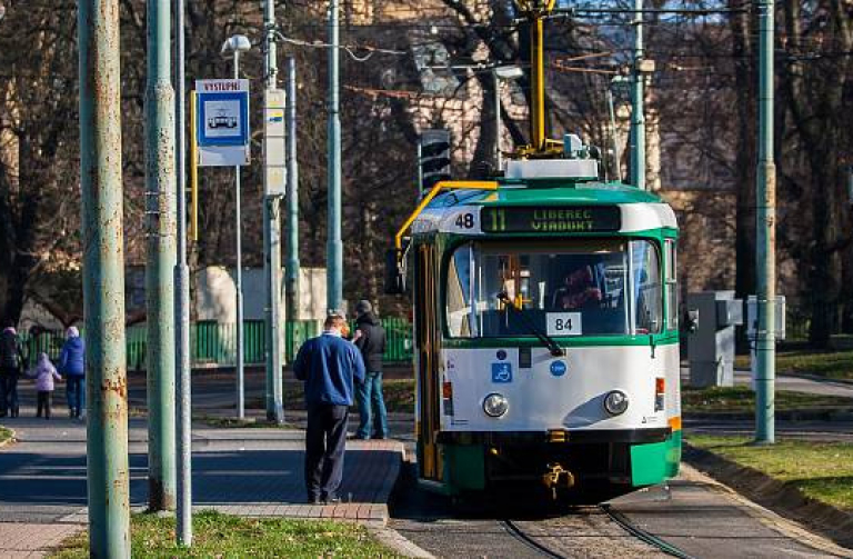 jablonec-nad-nisou-tramvaj-tatra-t2r-mestska-hromadna-doprava-mhd-dopravni-pondik-mest-liberec-a_denik-630-16x9