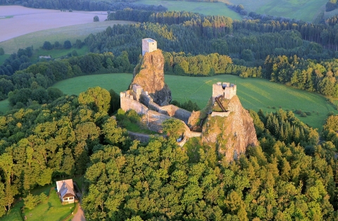 1280px-Hrad Trosky, letecký snímek