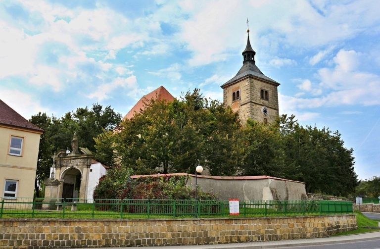 Brniště náměstí s kostelem 2