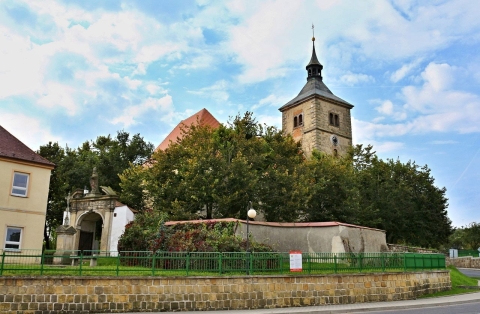 Brniště náměstí s kostelem 2