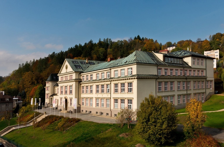 d6791cd6b70c4a58b7bb8973428ceb8701-Skolni-budova