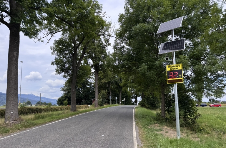 Vjezd do obce s radarem